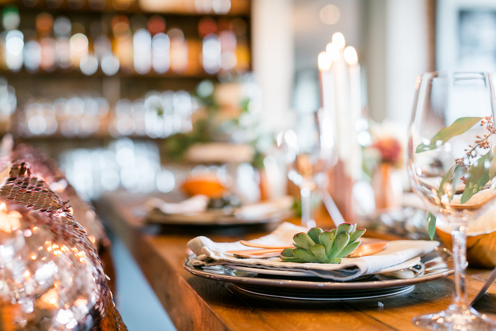 Hochzeitseinladung mit Illustrationen und moderner Kalligrafie in Kupfer und grau. Design Nicnillas Ink