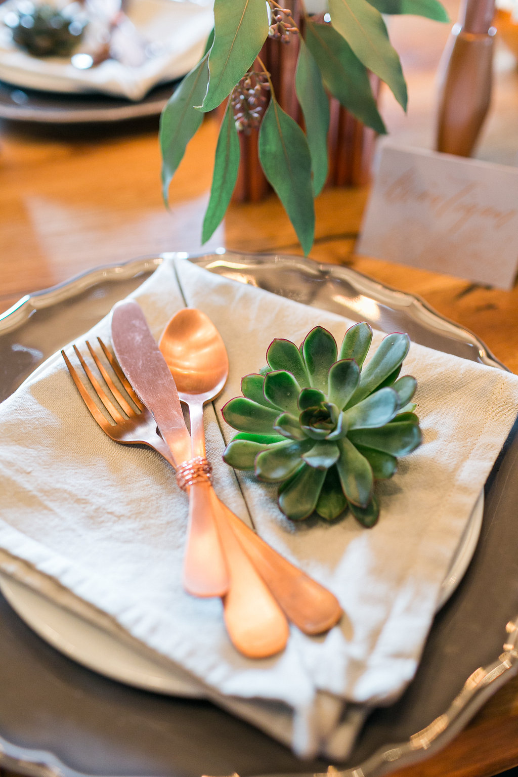 Hochzeitseinladung mit Illustrationen und moderner Kalligrafie in Kupfer und grau. Design Nicnillas Ink