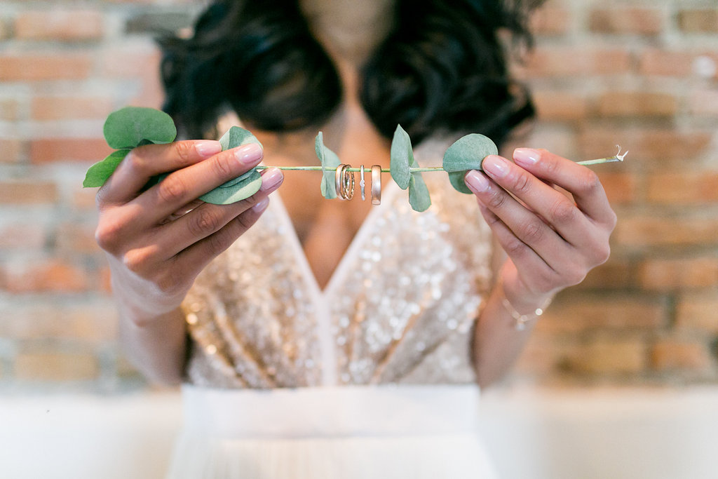 Hochzeitseinladung mit Illustrationen und moderner Kalligrafie in Kupfer und grau. Design Nicnillas Ink