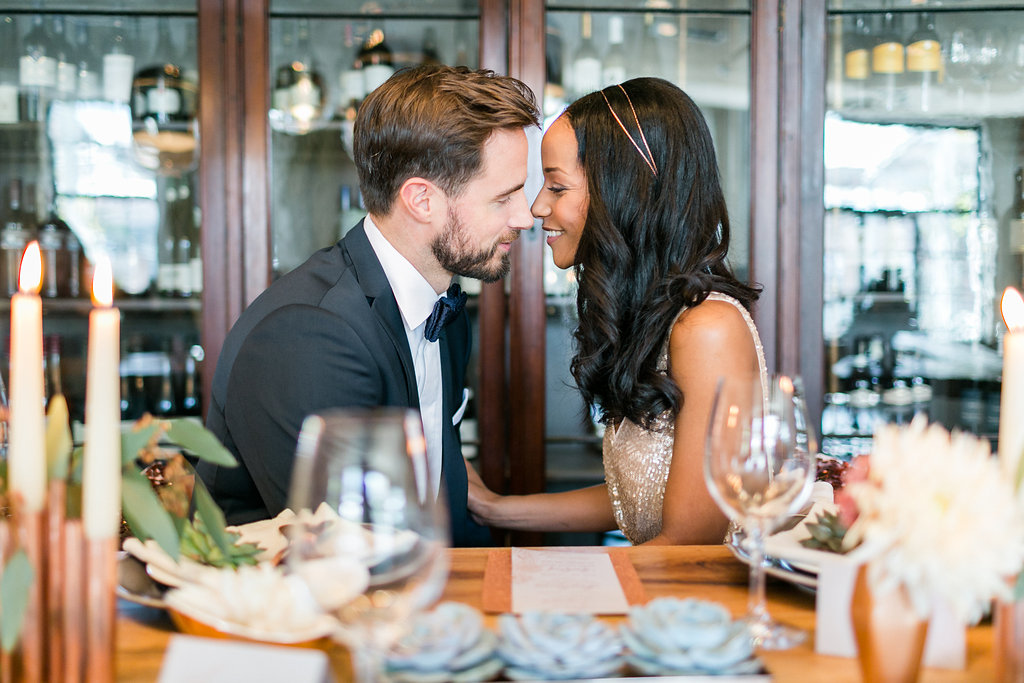 Hochzeitseinladung mit Illustrationen und moderner Kalligrafie in Kupfer und grau. Design Nicnillas Ink