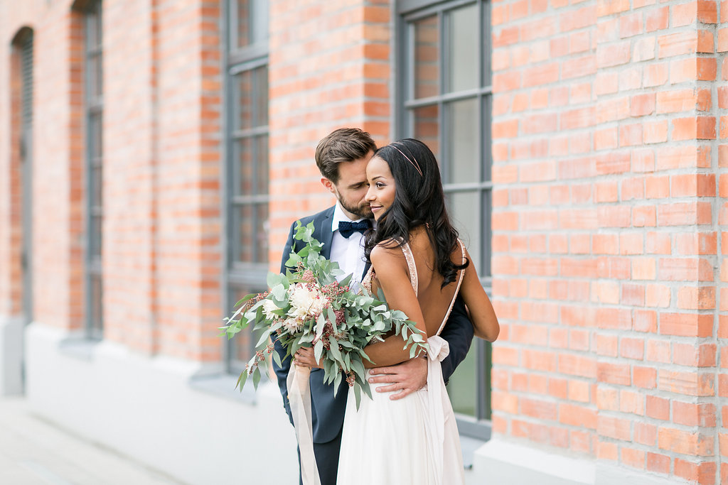 Hochzeitseinladung mit Illustrationen und moderner Kalligrafie in Kupfer und grau. Design Nicnillas Ink