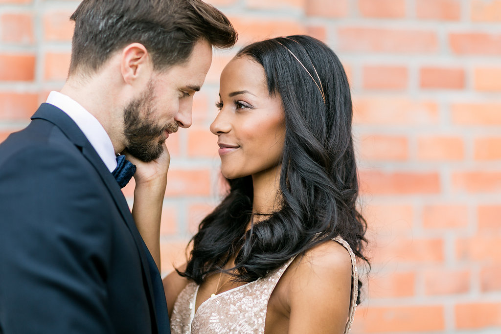 Hochzeitseinladung mit Illustrationen und moderner Kalligrafie in Kupfer und grau. Design Nicnillas Ink