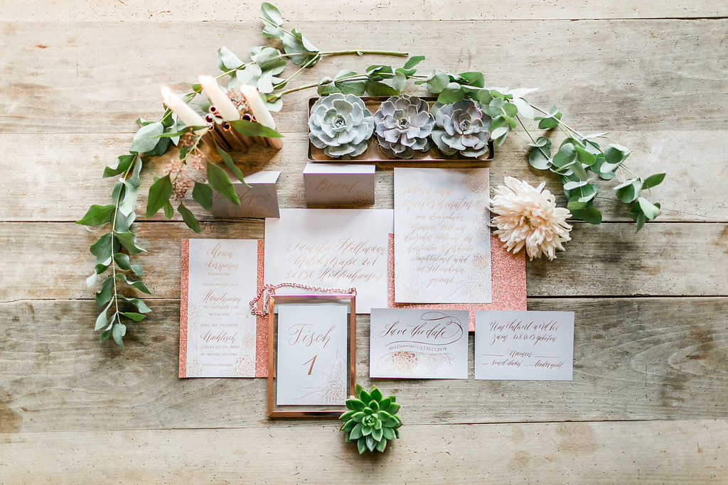 Hochzeitseinladung mit Illustrationen und moderner Kalligrafie in Kupfer und grau. Design Nicnillas Ink