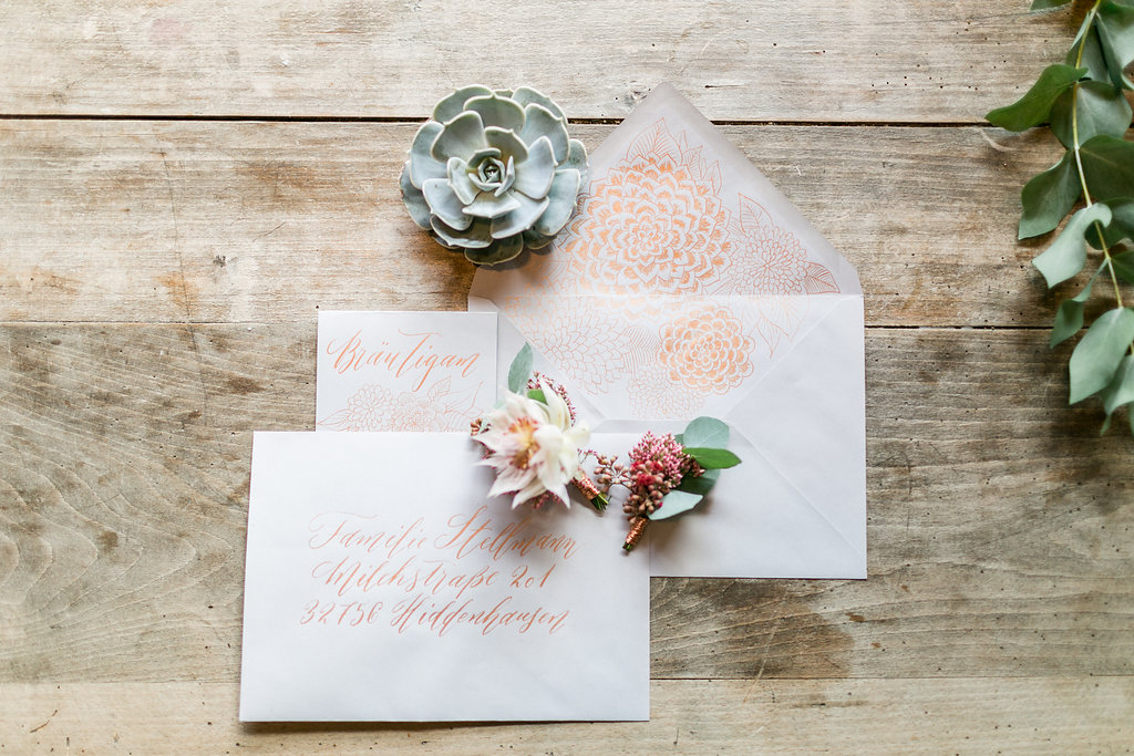 Hochzeitseinladung mit Illustrationen und moderner Kalligrafie in Kupfer und grau. Design Nicnillas Ink