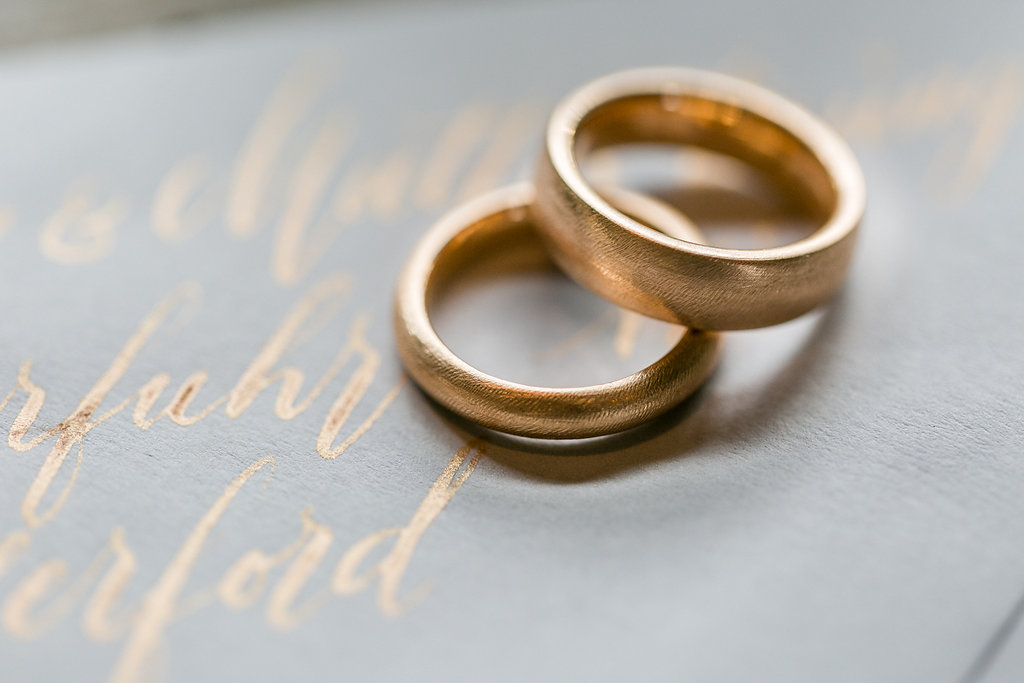 Hochzeitseinladung mit Illustrationen und moderner Kalligrafie in Kupfer und grau. Design Nicnillas Ink