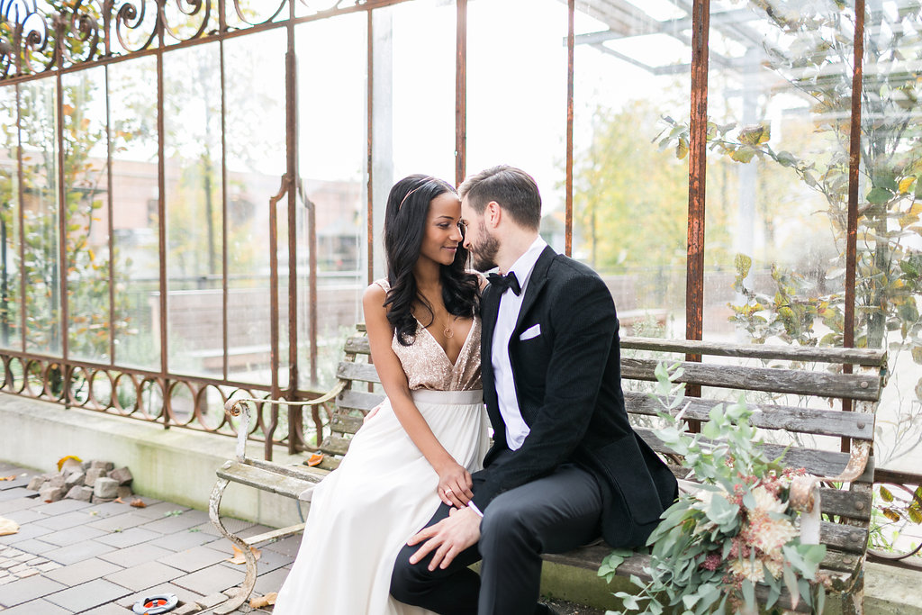 Hochzeitseinladung mit Illustrationen und moderner Kalligrafie in Kupfer und grau. Design Nicnillas Ink